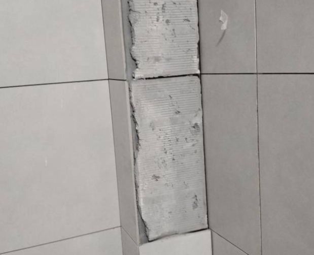 乐陵瓷砖空鼓维修公司分享下瓷砖施工前基层浇水润湿程度不足，可能导致以下问题