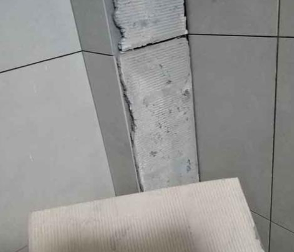 乐陵瓷砖空鼓维修公司分享下厨房瓷砖脱落的补救措施。